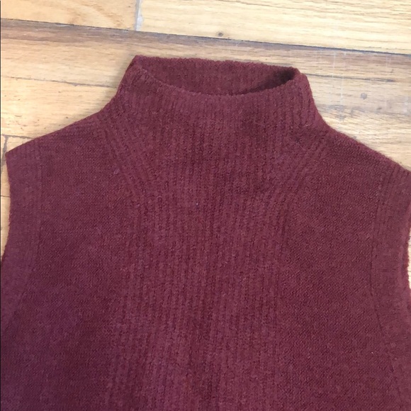 Sleeveless Banana Republic sweater - Picture 2 of 3